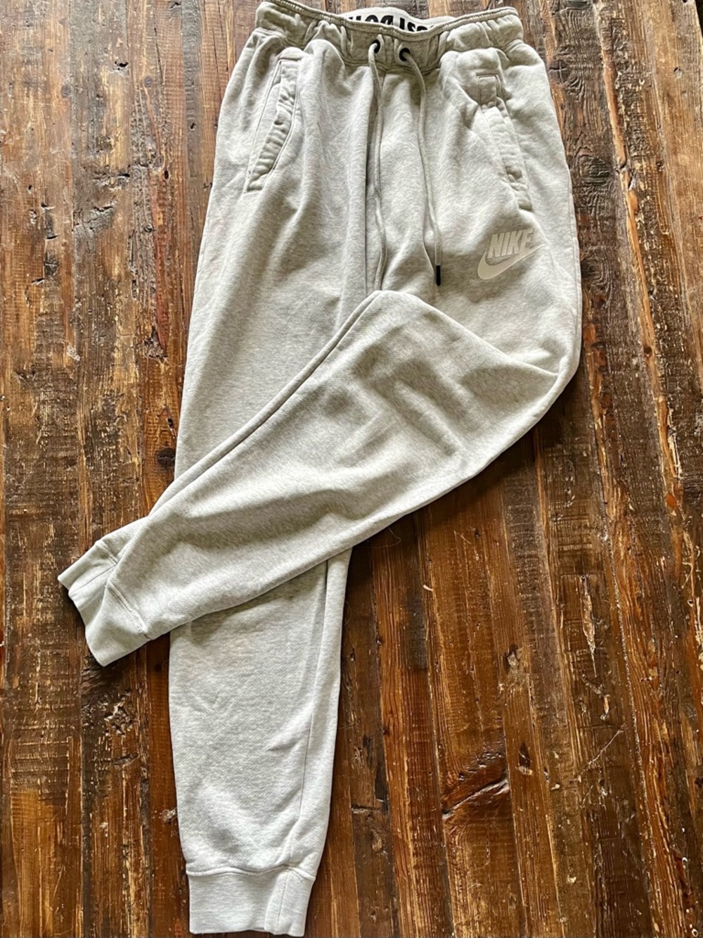 Nike women’s Light Gray “Just Do It”Fleece Joggers with Logo Sz XS
